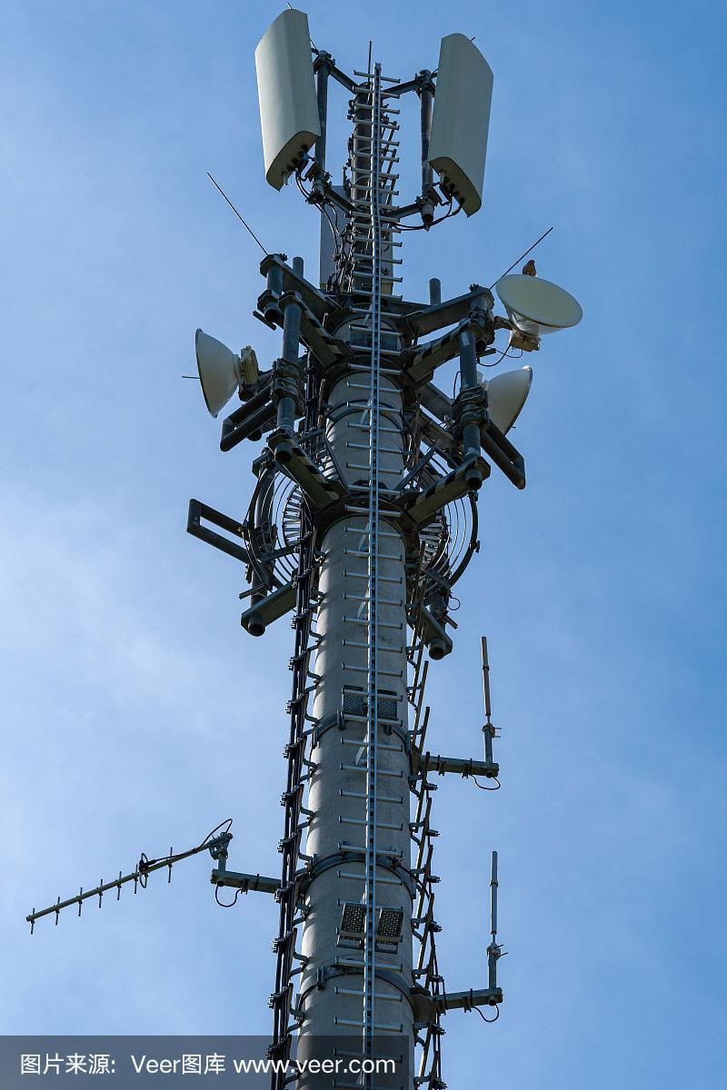 特写的移动通信塔或手机塔与天线和电子通信设备